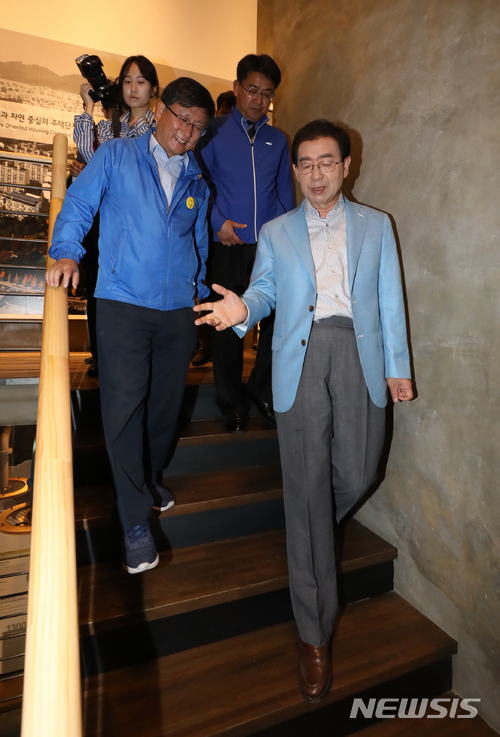 【서울=뉴시스】고승민 기자 = 더불어민주당 박원순 서울시장 후보가 5일 오전 서울 노원이지센터(에너지 제로 주택 교육홍보관)을 찾아 김성환 노원구 병 국회의원 후보, 오승록 노원구청장 후보와 대화하며 시설을 둘러보고 있다. 2018.06.05. kkssmm99@newsis.com