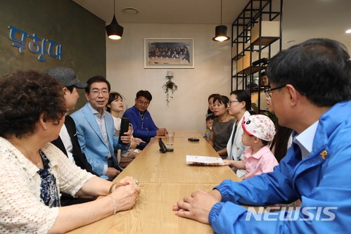 【서울=뉴시스】고승민 기자 = 더불어민주당 박원순 서울시장 후보가 5일 오전 서울 노원구 가재울 지혜마루를 찾아 김성환 노원구 병 국회의원 후보, 오승록 노원구청장 후보와 함께 구민과 대화하고 있다. 박원순 후보가 "5일은 환경의 날이어서 텀블러를 지참했다"고 운을 띄우고 있다. 2018.06.05. kkssmm99@newsis.com