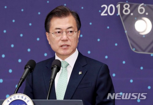 【서울=뉴시스】전신 기자 = 문재인 대통령이 5일 청와대 영빈관에서 열린 국가유공자 및 보훈가족 초청 오찬에서 인사말을 하고 있다. 2018.06.05. photo1006@newsis.com