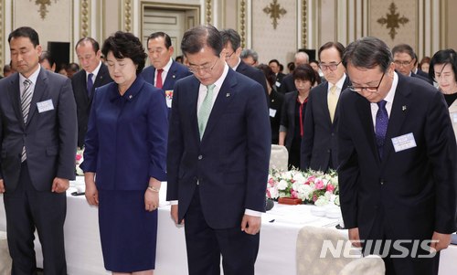 【서울=뉴시스】전신 기자 = 문재인 대통령과 부인 김정숙 여사가 지난해 6월 5일 청와대 영빈관에서 열린 국가유공자 및 보훈가족 초청 오찬에서 묵념하고 있다. 2018.06.05. photo1006@newsis.com