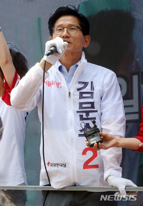 【서울=뉴시스】박영태 기자 = 6.13 전국동시지방선거 자유한국당 김문수 서울시장 후보가 5일 서울 영등포구 여의도역 사거리에서 시민들에게 지지를 호소하고 있다. 2018.06.05. since1999@newsis.com