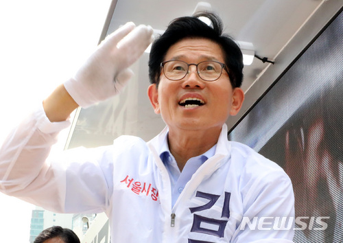 【서울=뉴시스】박영태 기자 = 6.13 전국동시지방선거 자유한국당 김문수 서울시장 후보가 5일 서울 영등포구 여의도역 사거리에서 시민들에게 지지를 호소하고 있다. 2018.06.05. since1999@newsis.com