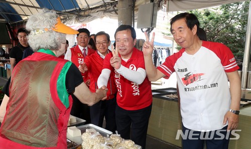 【충주=뉴시스】홍효식 기자 = 자유한국당 김성태 원내대표가 5일 오후 충북 충주시 풍물시장에서 박경국 충북도지사 후보와 함께 상인들에게 지지를 호소하고 있다. 2018.06.05. yesphoto@newsis.com