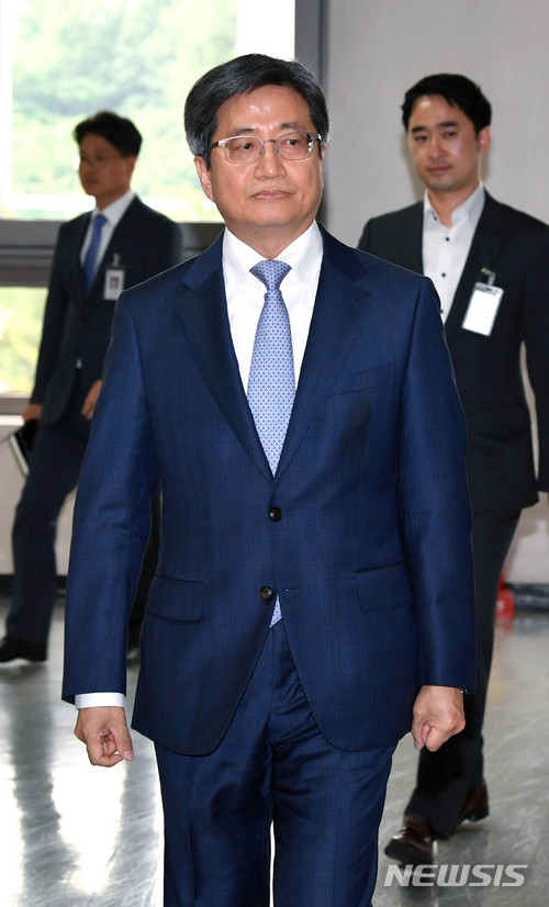 【서울=뉴시스】최진석 기자 = 김명수 대법원장이 지난 5일 오후 서울 서초구 대법원에서 열린 국민과함께하는 사법발전위원회 참석하고 있다. 김 대법원장은 이날 사법발전위원회 위원들로부터 '재판 거래' 의혹 등과 관련한 의견을 청취했다. 2018.06.05. photo@newsis.com