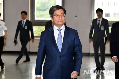 【서울=뉴시스】최진석 기자 = 김명수 대법원장이 5일 오후 서울 서초구 대법원에서 열린 국민과함께하는 사법발전위원회 참석하고 있다.&nbsp; 김 대법원장은 사법발전위원회 위원들로부터 '재판 거래' 의혹 등과 관련한 사법부 현안에 대한 의견을 청취했다. 2018.06.05. photo@newsis.com