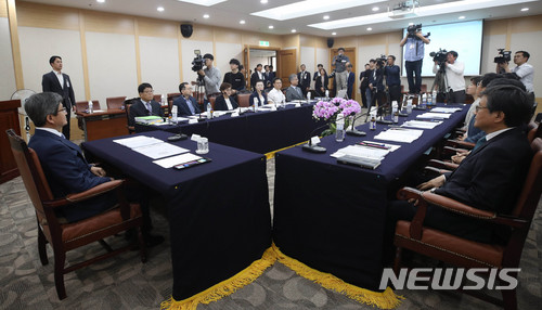 【서울=뉴시스】최진석 기자 = 김명수 대법원장이 양승태 전 대법원장 시절 법원행정처의 '재판 거래' 의혹이 확산되고 있는 5일 오후 서울 서초구 대법원에서 열린 '국민과 함께하는 사법발전위원회' 간담회에 참석해 발언을 하고 있다. 2018.06.05. photo@newsis.com