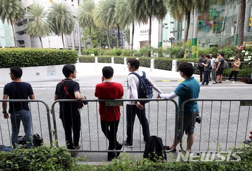 【싱가포르=뉴시스】조성봉 기자 = 지난 31일 오전 김창선 북한 국무위원회 부장을 비롯한 실무단의 숙소인 풀러턴 호텔에서 취재진들이 대기하고 있다. 2018.06.05.suncho21@newsis.com