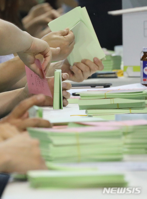 【세종=뉴시스】강종민 기자 = 5일 오후 세종시 조치원읍 세종시민체육관에서 6.13 지방선거 세종지역 투표관리관들이 투표용지 검수 작업을 하고 있다. 2018.06.05.&nbsp; ppkjm@newsis.com