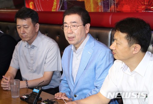 【서울=뉴시스】 박영태 기자 = 박원순 더불어민주당 서울시장 후보가 5일 오후 서울 구로구의 한 피자 가게에서 열린 가맹점주 간담회에서 인사말을 하고 있다. 2018.06.05. photo@newsis.com