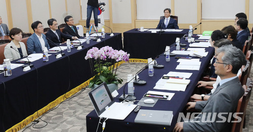 【서울=뉴시스】최진석 기자 = 김명수 대법원장이 5일 서울 서초동 대법원에서 열린 '국민과 함께하는 사법발전위원회' 위원들과의 간담회에 참석해 자리에 앉아 있다.&nbsp; 김 대법원장은 사법발전위원회 위원들로부터 '재판 거래' 의혹 등과 관련한 사법부 현안에 대한 의견을 청취했다. 2018.06.05. photo@newsis.com