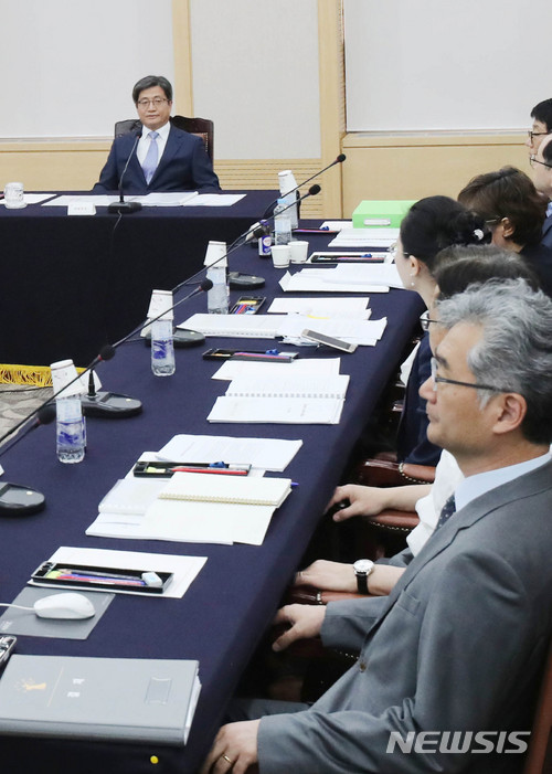 【서울=뉴시스】최진석 기자 = 김명수 대법원장이 5일 서울 서초동 대법원에서 열린 '국민과 함께하는 사법발전위원회' 위원들과의 간담회에 참석해 자리에 앉아 있다. 2018.06.05. photo@newsis.com