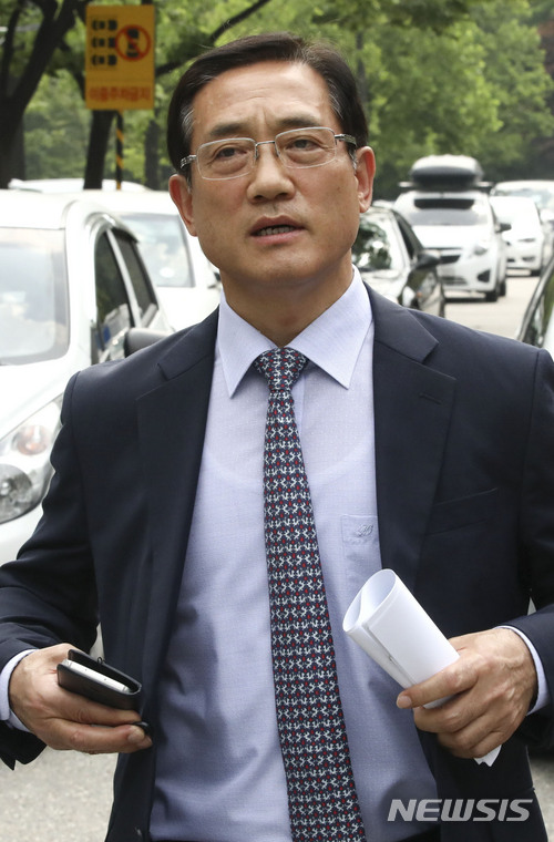 【서울=뉴시스】최진석 기자 = 구은수 전 서울경찰청장이 5일 오후 서울 서초구 서울중앙지법에서 열린 백남기 농민 사망 관련 1심 선고공판에서 무죄를 선고받고 법원을 빠져 나가고 있다. 2018.06.05.myjs@newsis.com