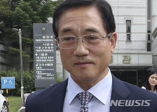 【서울=뉴시스】최진석 기자 = 구은수 전 서울경찰청장이 5일 오후 서울 서초구 서울중앙지법에서 열린 백남기 농민 사망 관련 1심 선고공판에서 무죄를 선고받고 법원을 빠져 나가고 있다. 2018.06.05.myjs@newsis.com