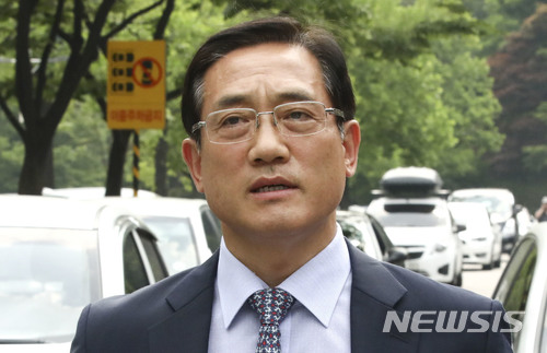 【서울=뉴시스】최진석 기자 = 구은수 전 서울경찰청장이 5일 오후 서울 서초구 서울중앙지법에서 열린 백남기 농민 사망 관련 1심 선고공판에서 무죄를 선고 받은 뒤 법원을 빠져 나가고 있다. 2018.06.05.myjs@newsis.com