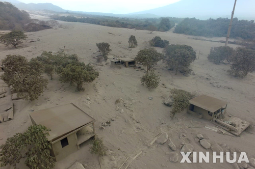 【아카테낭고=신화/뉴시스】과테말라 치말테낭고 주의 아카테낭고 마을이 5일(현지시간) 푸에고 화산이 폭발하면서 뿜어낸 화산재에 파묻혀 있다. 2018.06.05