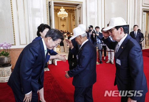 【서울=뉴시스】문재인 대통령과 부인 김정숙 여사가 5일 청와대 영빈관에서 열린 국가유공자 및 보훈가족 초청 오찬에 앞서 참석자들과 인사를 나누고 있다. 2018.06.05. (사진=청와대 제공) photo@newsis.com