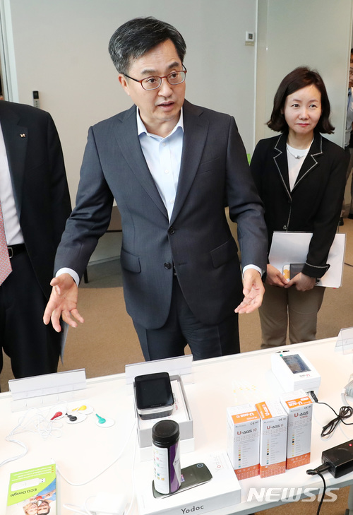 【서울=뉴시스】이영환 기자 = 김동연 경제부총리 겸 기획재정부 장관이 5일 오후 서울 종로구 KT광화문빌딩에서 열린 디지털 헬스케어 현장방문 행사에서 디지털 청진기와 모바일 진단기기를 살펴보고 있다. 2018.06.05. photo@newsis.com