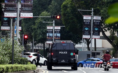 【싱가포르=뉴시스】조성봉 기자 = 청와대는 8일 6·12 북미 정상회담을 앞둔 싱가포르에서 취재 활동을 하던 KBS 기자가 북측 신고로 현지 경찰에 인계됐다며 각별한 주의를 당부했다. 사진은 지난 5일 싱가포르 시내에 경찰이 경계근무를 강화하는 모습이다. 2018.06.08. suncho21@newsis.com