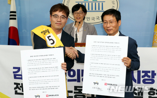 【서울=뉴시스】이종철 기자&nbsp; =&nbsp; 정의당 김종민 서울시장 후보가&nbsp; 5일 오후 서울 여의도 국회 정론관에서 전국언론노동조합 김환균 위원장과 정책협약식을 가진뒤 협약서를 들고 악수를 하고 있다. 2018.06.05.&nbsp; jc4321@newsis.com