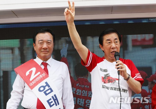 【제천=뉴시스】홍효식 기자 = 자유한국당 김성태 원내대표게 지지를 호소하고 있다. 2018.06.05. yesphoto@newsis.com