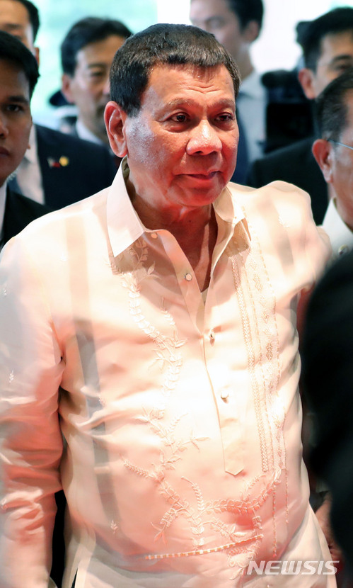 【서울=뉴시스】박주성 기자 = 두테르테 필리핀 대통령이 5일 오후 서울 성수동 이마트에서 열린 필리핀 푸드 페스티벌에 참석하고 있다. 2018.06.05. park7691@newsis.com