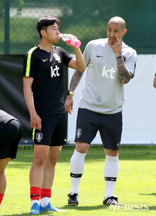 【레오강(오스트리아)=뉴시스】고범준 기자 = 2018 러시아월드컵에 출전하는 한국 축구대표팀 손흥민이 5일(현지시각) 오후 전지훈련 캠프인 오스트리아 레오강 스타인베르그 스타디온에서 훈련을 하며 물을 마시고 있다. 월드컵 대표팀은 두 번의 평가전(7일 볼리비아, 11일 세네갈-비공개)을 치른뒤 오는 12일 러시아 내 베이스캠프인 상트페테르부르크(Saint Petersburg)에 입성한다. 2018.06.05. bjko@newsis.com