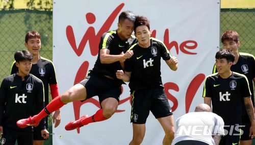 【레오강(오스트리아)=뉴시스】고범준 기자 = 2018 러시아월드컵에 출전하는 한국 축구대표팀 김신욱-오반석이 5일(현지시각) 오후 전지훈련 캠프인 오스트리아 레오강 스타인베르그 스타디온에서 훈련을 하고 있다. 월드컵 대표팀은 두 번의 평가전(7일 볼리비아, 11일 세네갈-비공개)을 치른뒤 오는 12일 러시아 내 베이스캠프인 상트페테르부르크(Saint Petersburg)에 입성한다. 2018.06.05. bjko@newsis.com