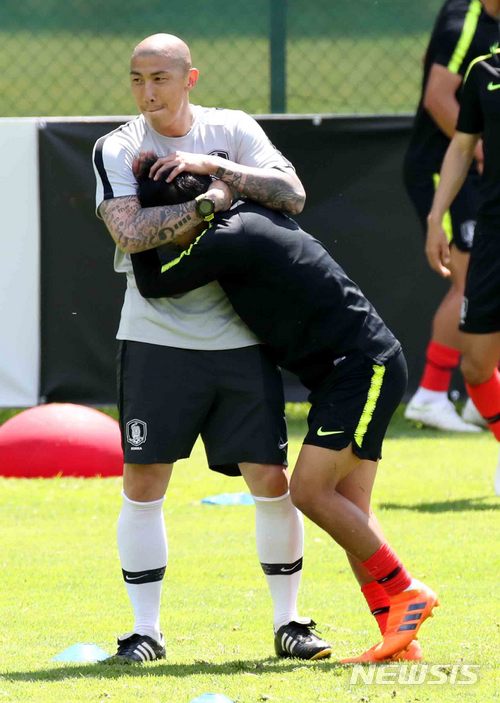 【레오강(오스트리아)=뉴시스】고범준 기자 = 2018 러시아월드컵에 출전하는 한국 축구대표팀 차두리 코치가 5일(현지시각) 오후 전지훈련 캠프인 오스트리아 레오강 스타인베르그 스타디온에서 훈련인이 이승우를 잡고 있다. 월드컵 대표팀은 두 번의 평가전(7일 볼리비아, 11일 세네갈-비공개)을 치른뒤 오는 12일 러시아 내 베이스캠프인 상트페테르부르크(Saint Petersburg)에 입성한다. 2018.06.05. bjko@newsis.com