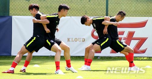 【레오강(오스트리아)=뉴시스】고범준 기자 = 2018 러시아월드컵에 출전하는 한국 축구대표팀이 5일(현지시각) 오후 전지훈련 캠프인 오스트리아 레오강 스타인베르그 스타디온에서 훈련을 하고 있다. 월드컵 대표팀은 두 번의 평가전(7일 볼리비아, 11일 세네갈-비공개)을 치른뒤 오는 12일 러시아 내 베이스캠프인 상트페테르부르크(Saint Petersburg)에 입성한다. 2018.06.05. bjko@newsis.com
