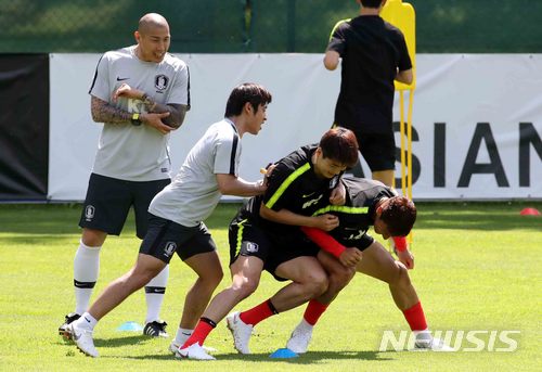 【레오강(오스트리아)=뉴시스】고범준 기자 = 2018 러시아월드컵에 출전하는 한국 축구대표팀 기성용이 5일(현지시각) 오후 전지훈련 캠프인 오스트리아 레오강 스타인베르그 스타디온에서 훈련을 하고 있다. 월드컵 대표팀은 두 번의 평가전(7일 볼리비아, 11일 세네갈-비공개)을 치른뒤 오는 12일 러시아 내 베이스캠프인 상트페테르부르크(Saint Petersburg)에 입성한다. 2018.06.05. bjko@newsis.com