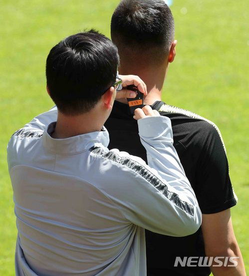 【레오강(오스트리아)=뉴시스】고범준 기자 = 2018 러시아월드컵에 출전하는 한국 축구대표팀 김신욱이 5일(현지시각) 오후 전지훈련 캠프인 오스트리아 레오강 스타인베르그 스타디온에서 훈련 전 몸 상태 등을 측정하는 기기를 몸에 착용하고 있다. 월드컵 대표팀은 두 번의 평가전(7일 볼리비아, 11일 세네갈-비공개)을 치른뒤 오는 12일 러시아 내 베이스캠프인 상트페테르부르크(Saint Petersburg)에 입성한다. 2018.06.05. bjko@newsis.com