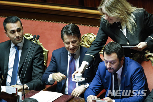 【로마=AP/뉴시스】 이탈리아의 주세페 콘테 신임 총리가 5일 상원에서 첫 연설을 앞두고 자신의 내각 연합정부를 구성한 오성운동의 루이지 디 마이오 대표(왼쪽)과 동맹당의 마테오 살비니 대표(오른쪽) 사이에 앉아 커피를 마시고 있다. 3월4일 총선 후 두 포퓰리스트 당은 두 달이 훨씬 지난 뒤에야 연정에 합의했으며 이들이 추천한 콘테 총리후보는 한차례 대통령에게 퇴짜 맞았다가 31일 다시 정부구성권을 위임받았다. 2018. 6. 5. 