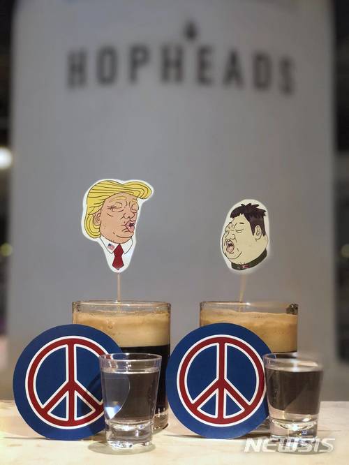 【서울=뉴시스】 싱가포르 레스토랑들이 12일 열리는 북미 정상회담과 관련한 다양한 메뉴들을 내놓고 있다고 현지 언론 채널뉴스아시아가 6일 보도했다. 사진은 홉헤즈(Hopheads)라는 바가 출시한 '브로맨스'라는 별명의 칵테일. 브로맨스는 맥주와 다이어트 콜라, 데킬라, 백포도 소주를 섞어 만든 술이다.(사진 출처 채널뉴스아시아 홈페이지) 2018. 6. 6