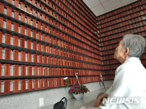 【대구=뉴시스】정창오 기자 = 63회 현충일 추념식이 열린 지난해 6월6일 오전 대구시 남구 앞산충혼탑 위패봉안실에서 80대 어르신이 아들의 위패를 말없이 바라보고 있다. 2018.06.06.&nbsp; jco@newsis.com