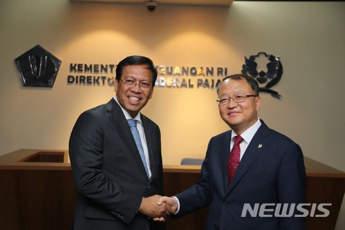 【세종=뉴시스】한승희 국세청장이 6일 로버트 팍파한(Robert PAKPAHAN) 인도네시아 국세청장과 기념촬영을 하고 있다.(사진=국세청 제공)