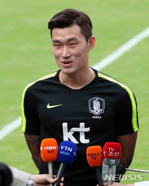 【레오강(오스트리아)=뉴시스】고범준 기자 = 2018 러시아월드컵에 출전하는 한국 축구대표팀 장현수가 5일(현지시각) 오후 전지훈련 캠프인 오스트리아 레오강 스타인베르그 스타디온에서 취재진과 인터뷰를 하고 있다. 월드컵 대표팀은 두 번의 평가전(7일 볼리비아, 11일 세네갈-비공개)을 치른뒤 오는 12일 러시아 내 베이스캠프인 상트페테르부르크(Saint Petersburg)에 입성한다. 2018.06.06. bjko@newsis.com