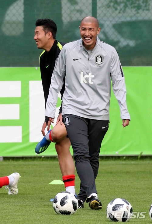 【레오강(오스트리아)=뉴시스】고범준 기자 = 2018 러시아월드컵에 출전하는 한국 축구대표팀 차두리 코치와 손흥민이 5일(현지시각) 오후 전지훈련 캠프인 오스트리아 레오강 스타인베르그 스타디온에서 밝은 표정을 지으며 몸을 풀고 있다. 월드컵 대표팀은 두 번의 평가전(7일 볼리비아, 11일 세네갈-비공개)을 치른뒤 오는 12일 러시아 내 베이스캠프인 상트페테르부르크(Saint Petersburg)에 입성한다. 2018.06.06. bjko@newsis.com