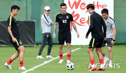 【레오강(오스트리아)=뉴시스】고범준 기자 = 2018 러시아월드컵에 출전하는 한국 축구대표팀 신태용 감독이 5일(현지시각) 오후 전지훈련 캠프인 오스트리아 레오강 스타인베르그 스타디온에서 선수들의 훈련 모습을 지켜보고 있다. 월드컵 대표팀은 두 번의 평가전(7일 볼리비아, 11일 세네갈-비공개)을 치른뒤 오는 12일 러시아 내 베이스캠프인 상트페테르부르크(Saint Petersburg)에 입성한다. 2018.06.06. bjko@newsis.com