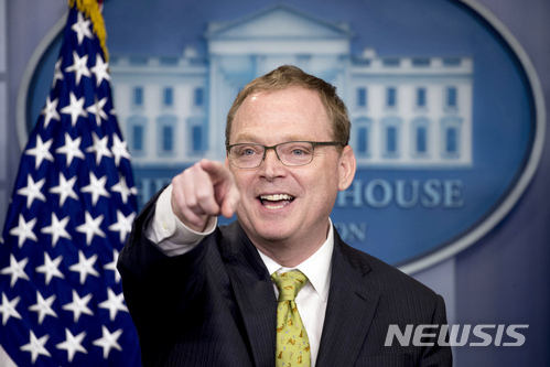 【워싱턴=AP/뉴시스】 케빈 해셋 미 백악관 경제자문위원회 위원장이 23일(현지시간) 연방정부의 부분적 셧다운(업무정지)이 조속히 해소되지 않으면 1분기 미국 경제성장률이 '제로(0)'가 될 수 있다고 말했다. 2019.01.23 