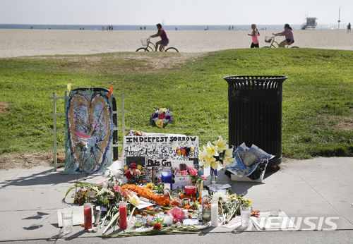 【로스앤젤레스 = AP/뉴시스】 2013년 8월 5일 로스앤젤레스 베니스 비치의 오션 프런트 산책로에 임시로 마련된 이탈리아 신혼부부 알리스 그루피오니의 추모의 장소. LA시의회는 올 6월 5일 유가족에 대해 1200만 달러의 합의금을 지급할 것을 승인했다.&nbsp; 
