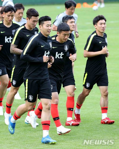 【레오강(오스트리아)=뉴시스】고범준 기자 = 2018 러시아월드컵에 출전하는 한국 축구대표팀 손흥민을 비롯한 선수들이 5일(현지시각) 오후 전지훈련 캠프인 오스트리아 레오강 스타인베르그 스타디온에서 가벼운 런닝을 하며 몸을 풀고 있다. 월드컵 대표팀은 두 번의 평가전(7일 볼리비아, 11일 세네갈-비공개)을 치른뒤 오는 12일 러시아 내 베이스캠프인 상트페테르부르크(Saint Petersburg)에 입성한다. 2018.06.06. bjko@newsis.com