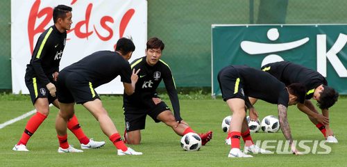 【레오강(오스트리아)=뉴시스】고범준 기자 = 2018 러시아월드컵에 출전하는 한국 축구대표팀 김영권(가운데)을 비롯한 선수들이 5일(현지시각) 오후 전지훈련 캠프인 오스트리아 레오강 스타인베르그 스타디온에서 스트레칭을 하며 몸을 풀고 있다. 월드컵 대표팀은 두 번의 평가전(7일 볼리비아, 11일 세네갈-비공개)을 치른뒤 오는 12일 러시아 내 베이스캠프인 상트페테르부르크(Saint Petersburg)에 입성한다. 2018.06.06. bjko@newsis.com