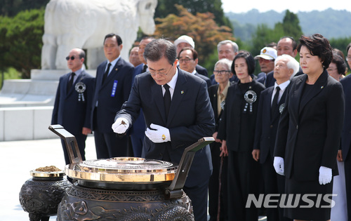 【대전=뉴시스】전신 기자 = 문재인 대통령이 지난해 6월6일 오전 제63회 현충일 추념식이 열린 국립대전현충원 현충탑에 참배하고 있다. 2018.06.06.&nbsp; photo1006@newsis.com