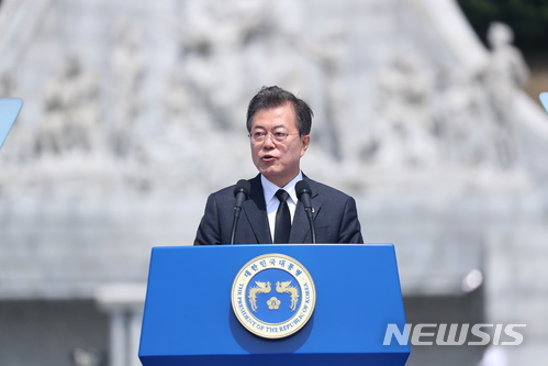 【대전=뉴시스】전신 기자 = 문재인 대통령이 6일 오전 제63회 현충일 추념식이 열린 국립대전현충원에서 추념사를 하고 있다. 2018.06.06. photo1006@newsis.com