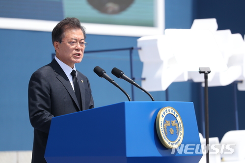 【대전=뉴시스】전신 기자 = 문재인 대통령이 6일 오전 제63회 현충일 추념식이 열린 국립대전현충원에서 추념사를 하고 있다. 2018.06.06. photo1006@newsis.com 