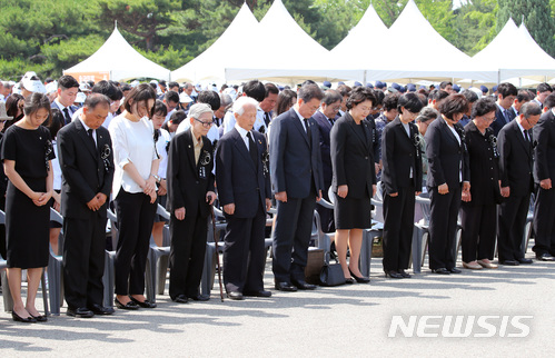 【대전=뉴시스】전신 기자 = 문재인 대통령이 부인 김정숙 여사와 6일 오전 제63회 현충일 추념식이 열린 국립대전현충원에서 호국영령을 기리는 묵념을 하고 있다. 2018.06.06.&nbsp;&nbsp; photo1006@newsis.com 