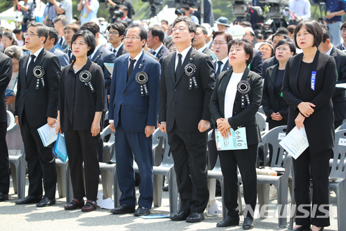 【대전=뉴시스】전신 기자 =&nbsp; 6일 오전 제63회 현충일 추념식이 열린 국립대전현충원에서 여야 대표들이 '현충의 노래'를 제창하고 있다. 추미애(왼쪽 두번째부터) 더불어민주당 대표, 홍준표 자유한국당 대표, 유승민 바른미래당 공동대표, 조배숙 민주평화당 대표, 이정미 정의당 대표. 2018.06.06.&nbsp; photo1006@newsis.com