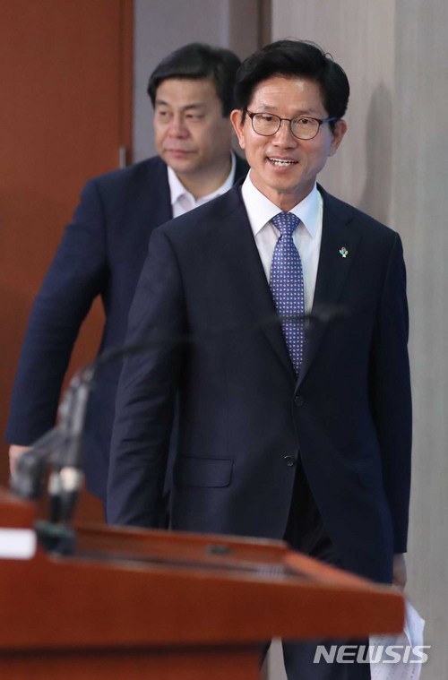 【서울=뉴시스】고승민 기자 = 자유한국당 김문수(오른쪽) 서울시장 후보. 2018.06.06. kkssmm99@newsis.com