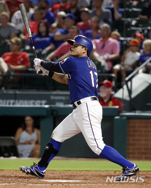 [종합]추신수, '천적' 벌랜더 초구 쳐 시즌 11호포…기습번트 안타도