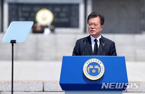 【대전=뉴시스】전신 기자 = 문재인 대통령이 6일 국립대전현충원에서 열린 제63회 현충일 추념식에서 추념사를 하고 있다. 2018.06.06. photo1006@newsis.com